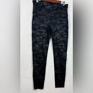 Spanx Size 1x Black Camouflage Leggings